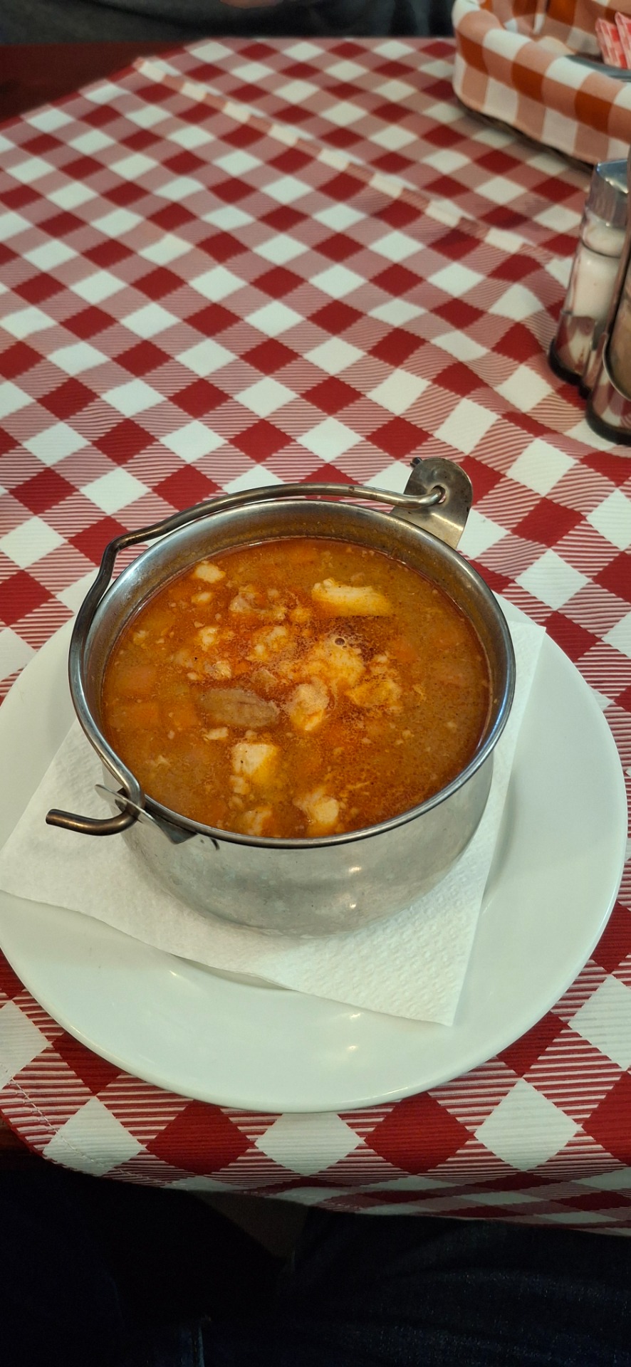 Babgulyás bográcsban tálalva